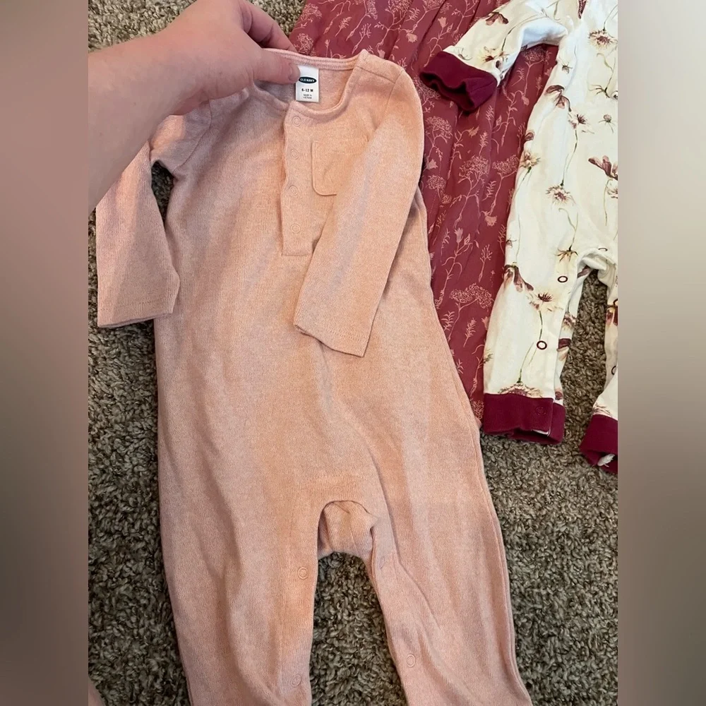 Bundle of 6 pieces girls onesies 6-12 months